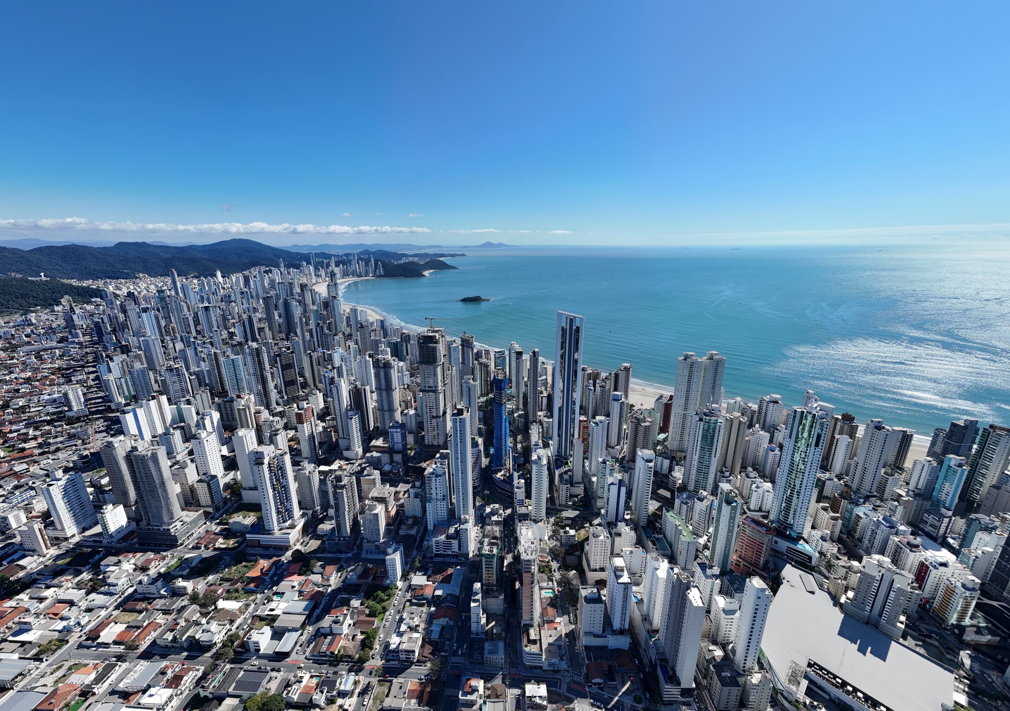 Balneário Camboriú vista do alto, da Barra Sul em direção ao norte